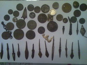 наконечники от стрелы и монеты